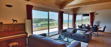 Living room at Maison Falaizou. Sea view and access to terrace.