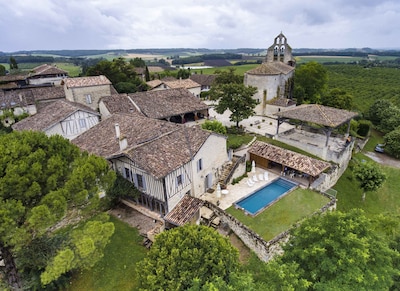 Siglo XII, casa de pueblo de lujo completamente renovada en la cima de una colina, con piscina 