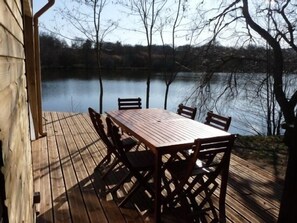 Salon de jardin en bois pour 8 personnes sur la terrasse du gîte