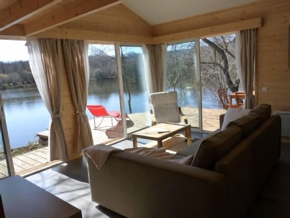 Salon panoramique avec vue imprenable sur l'étang