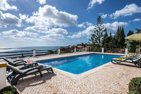 Grande piscine vue exceptionnelle pleine vue mer