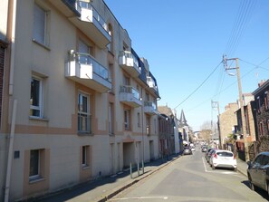 Voiture, Ciel, Fenêtre, Propriété, Bâtiment, Véhicule, Roue, Surface De La Route