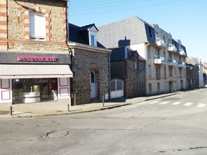 Ciel, Fenêtre, Bâtiment, Zone Résidentielle, Asphalte, Maison, Surface De La Route, Éclairage Public, Immobilier, Façade