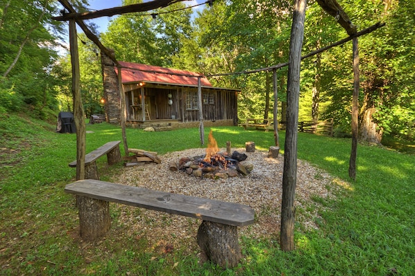 JME Retreat - Outdoor firepit with bench seating