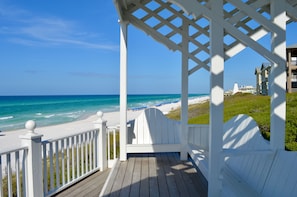 ONLY A 4 MINUTE WALK TO PRIVATE SEASIDE BEACHES
