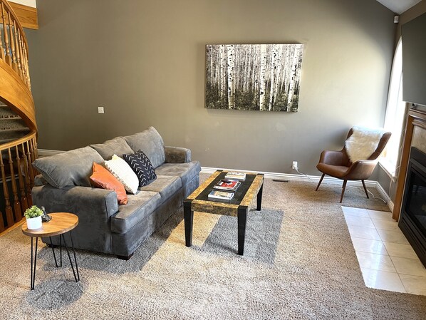 living room - sleeper sofa - gas fireplace -  Mt field view