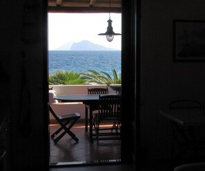 Vista dall'ingresso della cucina di Lipara