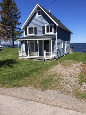 Nice porch and parking for two cars 