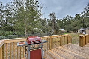 Large Deck w/ Gas Grill