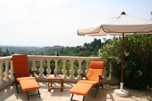 Terrasse coté Sud avec vue dans les oliviers