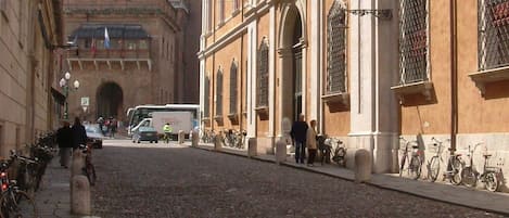 Esterno del Palazzo Borsa con il Castello Estense