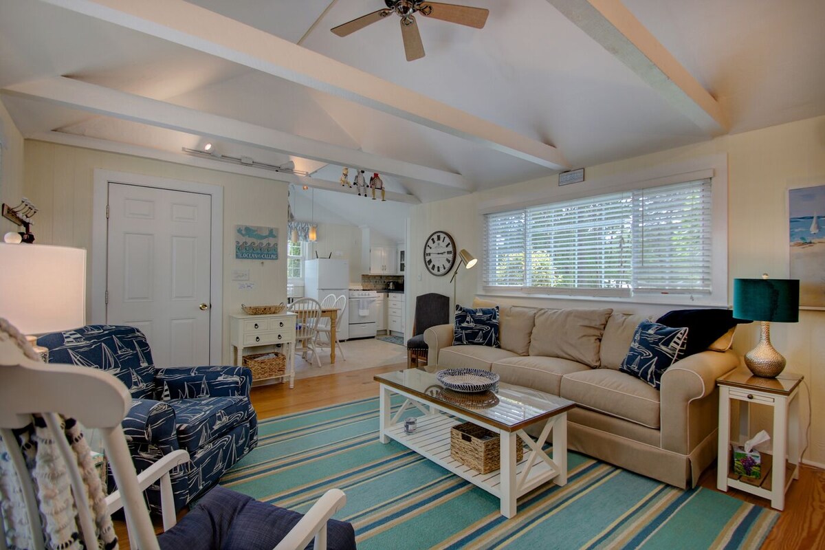 Hyannis/HyannisPort 2 BR Cottage. Partial ocean view. Short walk to Beaches!