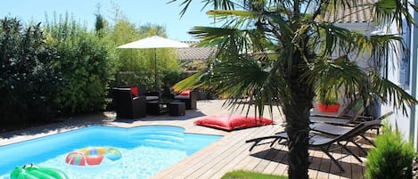 Terrasse bois exotique de 90 m² + piscine  vue sur salon de jardin canapés 