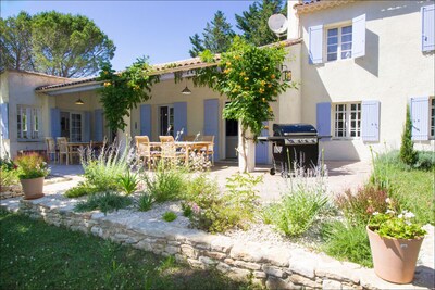 5 BR, 5BA Provence Villa, Pool, Garden, Petanques Court, Indoor/Outdoor Dining.