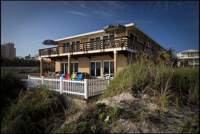 Pet Friendly - Angel Inn the Sand - Fish Unit Upstairs North Direct Beach Front 