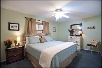 Pet Friendly - Angel Inn the Sand - Fish Unit Upstairs North Direct Beach Front 