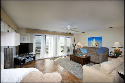 Pet Friendly - Angel Inn the Sand - Fish Unit Upstairs North Direct Beach Front 