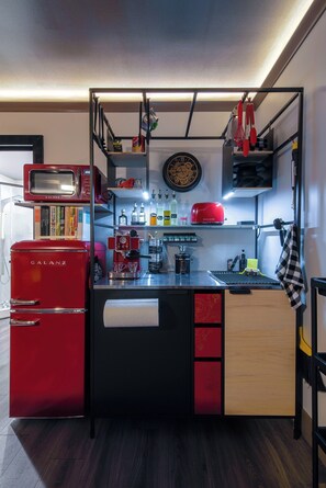A petite yet complete kitchen