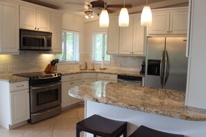 Fully updated kitchen w/ granite and stainless appliances and counter seating