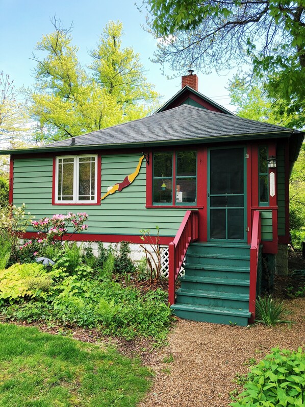 Lakeside Grove Cottage
