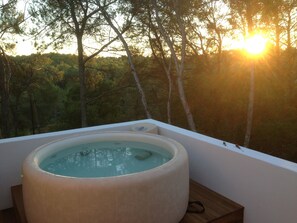 Outdoor spa tub