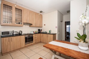 Open plan kitchen with dinning table