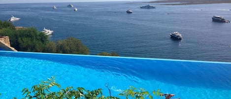 piscina con acqua salata sul mare