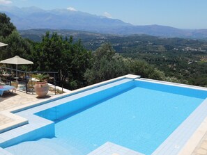 Villa Eleni infinity pool and mountain view.