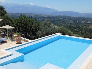 Villa Eleni infinity pool and mountain view.