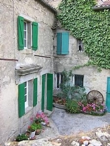 Restored Farmhouse set in mountain. Sleeps 2-10. Private Garden.Tranquil Setting