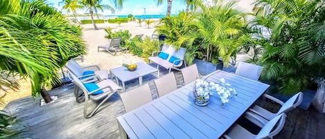 Vue magnifique de votre terrasse sur mer et piscine