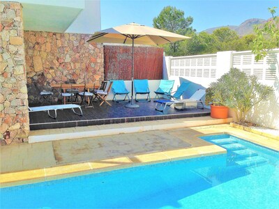 House with private swimming pool and garden close to the beach