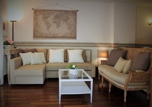 Living room with 2 access to the main terrace.