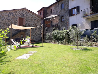 Casa con jardín y piscina, a poca distancia de la ciudad