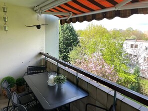 Balkon Südlage mit Sitzmöglichkeiten