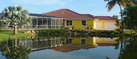 Haus und Terrasse sind vom See umgeben, herrliches Panorama