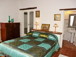 Le Stalle east bedroom - www.patrignone.com