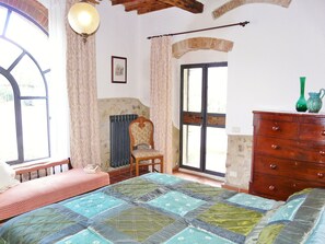 Le Stalle east bedroom - www.patrignone.com