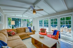 The living room has a flat screen TV with original Terrazzo flooring.  Plenty of seating!