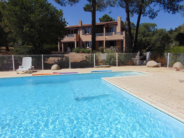 Villa privatisée en 2 studio à droite et 2 T2 à gauche, bonne orientation