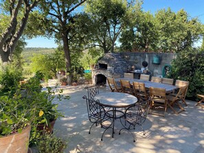 Terrasse  ombragée devant la cuisine
