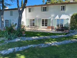 Terrasse devant le séjour avec salon de jardin et grande table