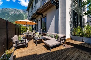 Great outdoor space and private entrance 