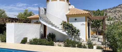 Casa Mediterranéo, privacy, great location, garden and private-pool.
All luxury.