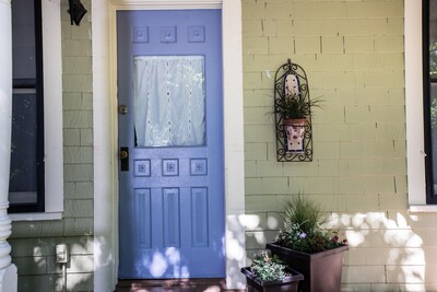 Welcoming cottage and artist's studio in the historic Old North End