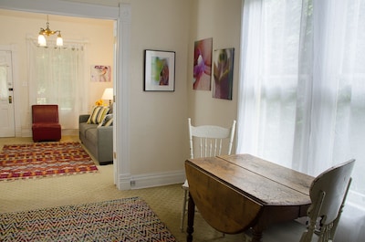 Welcoming cottage and artist's studio in the historic Old North End