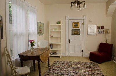 Welcoming cottage and artist's studio in the historic Old North End