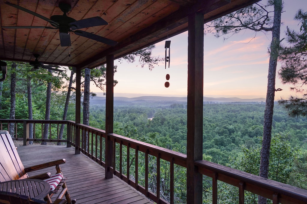 Romantic Cabin with Sunrise Views and Hot Tub