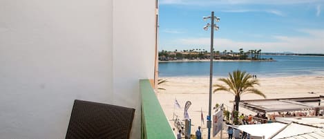 Die Lounge-Terrasse hat einen herrlichen Blick auf die Bucht von Alcudia