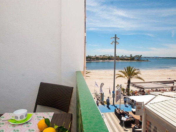 Die Lounge-Terrasse hat einen herrlichen Blick auf die Bucht von Alcudia